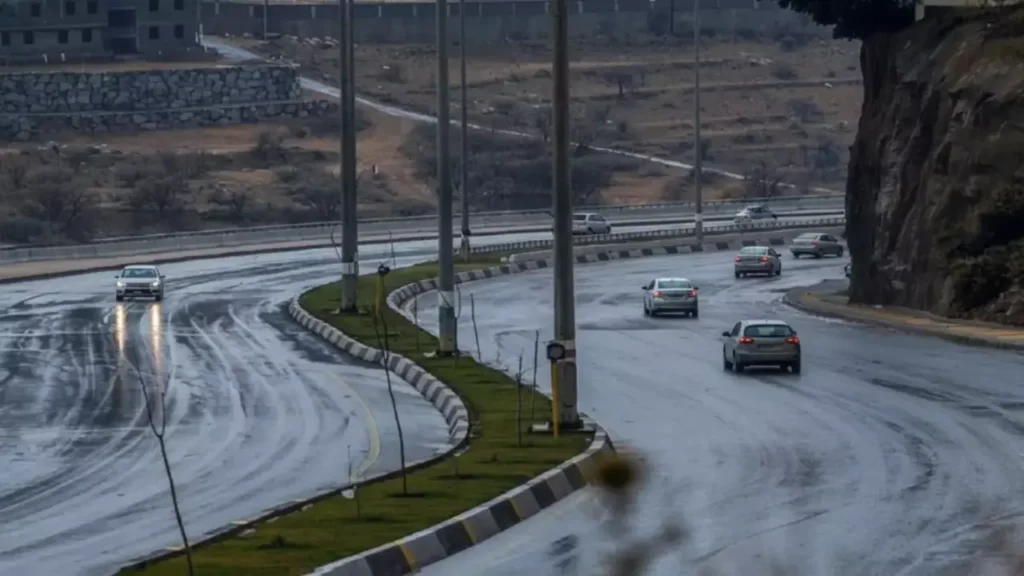 عاصفة مدمرة بالباحة.. تقرير يحذر من صواعق رعدية وانعدام تام للرؤية الأفقية